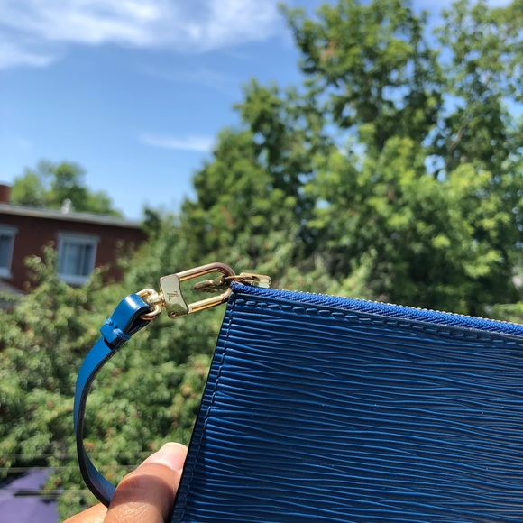 Authentic Louis Vuitton épi pouch - Picture 5 of 8